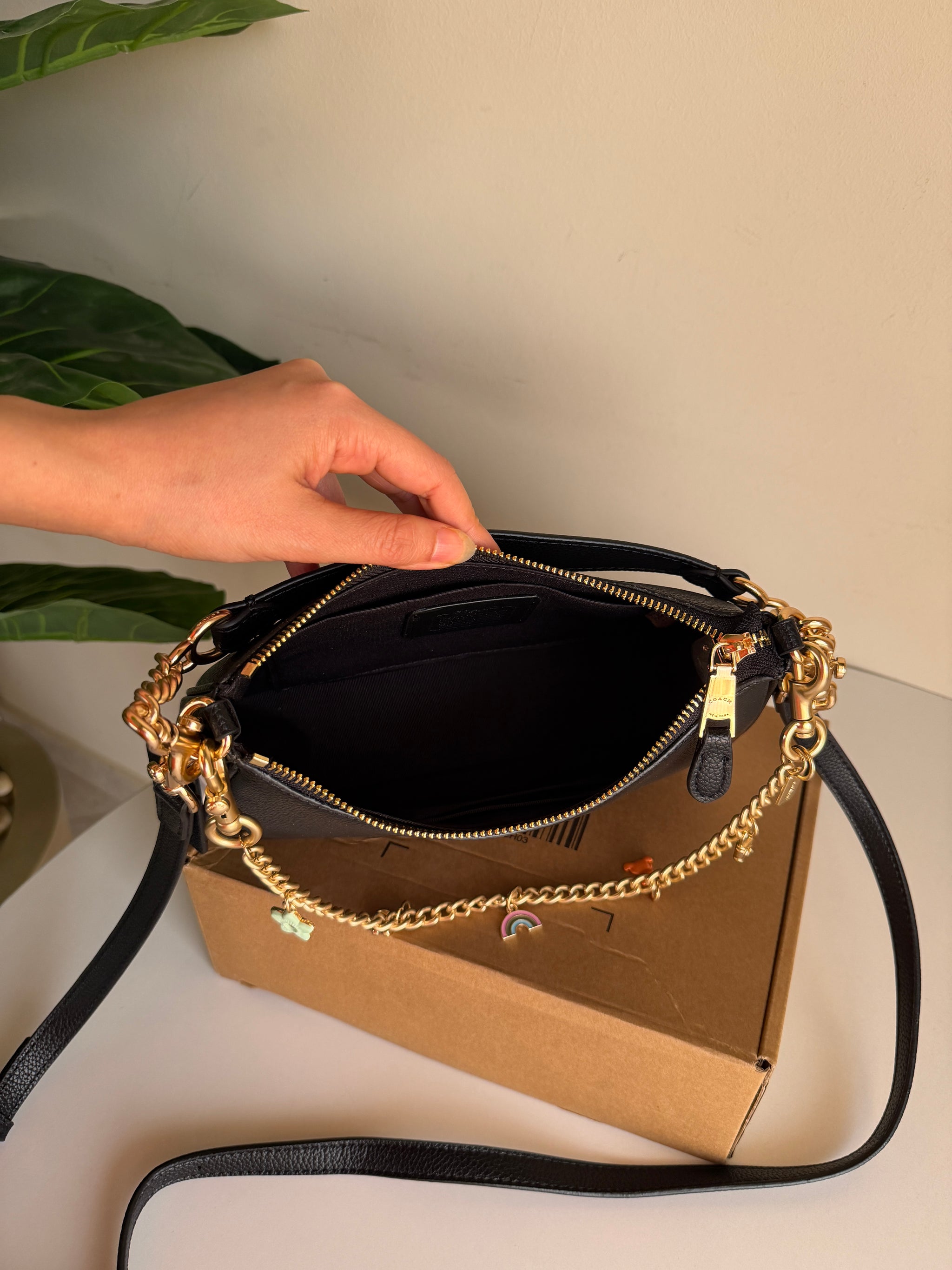 Coach teri shoulder bag with swagger chain gold