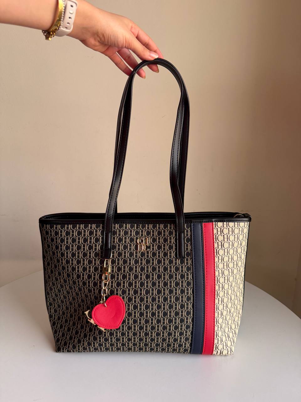 Carolina Herrera shoulder 1