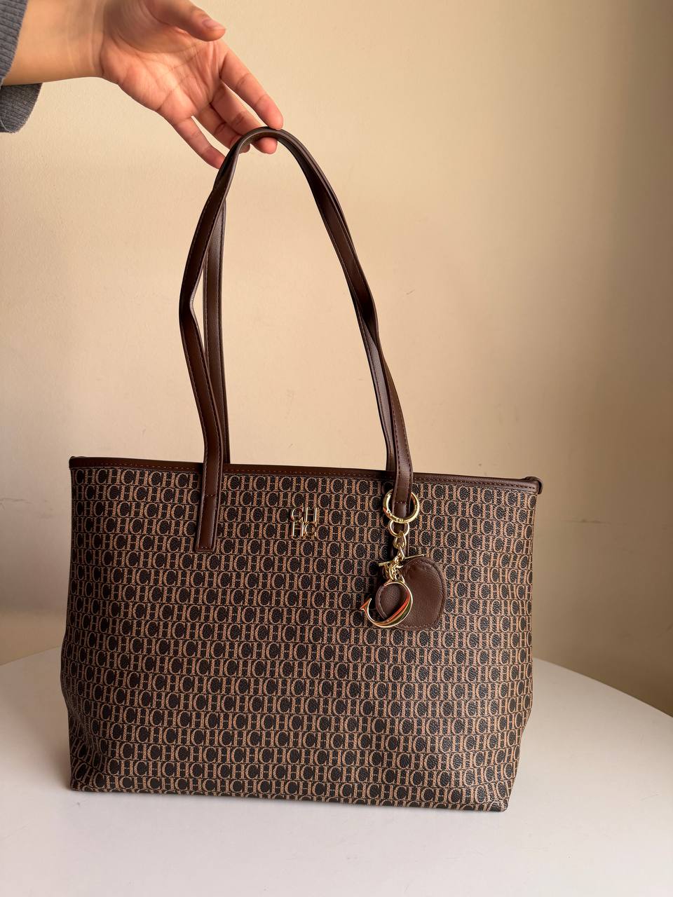 Carolina Herrera shoulder 3