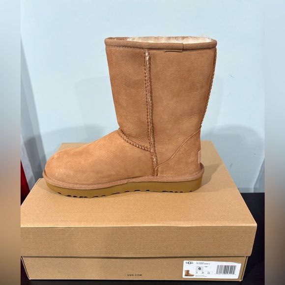 UGG Classic Short II