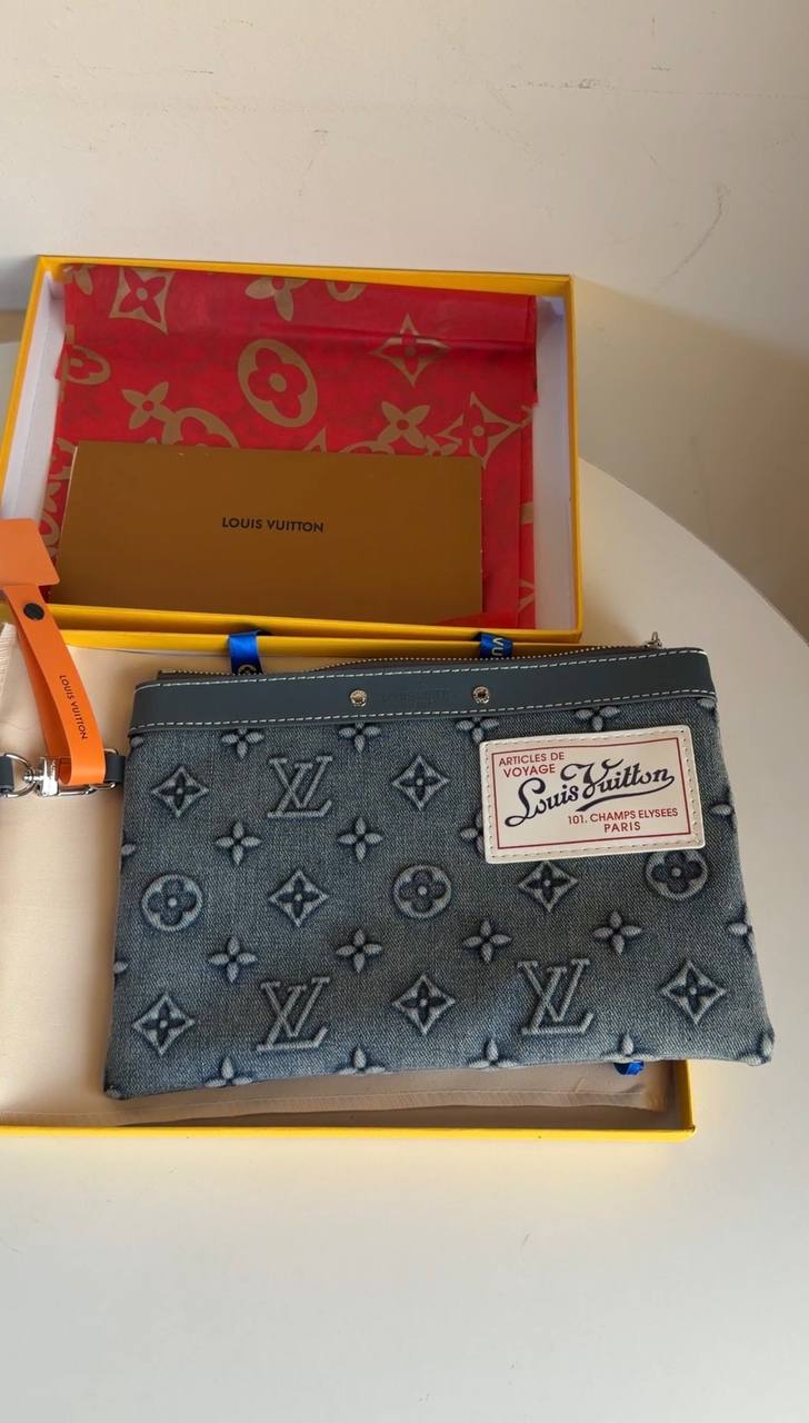 Lv  pochette to go