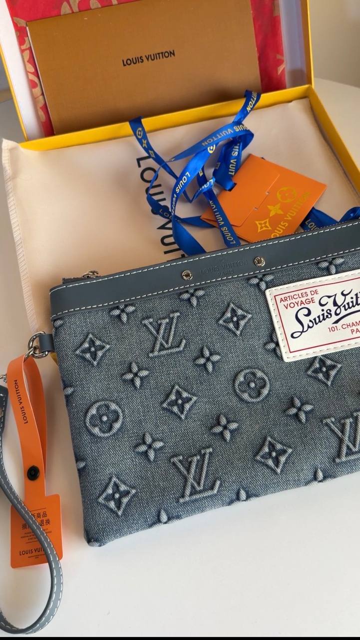 Lv  pochette to go