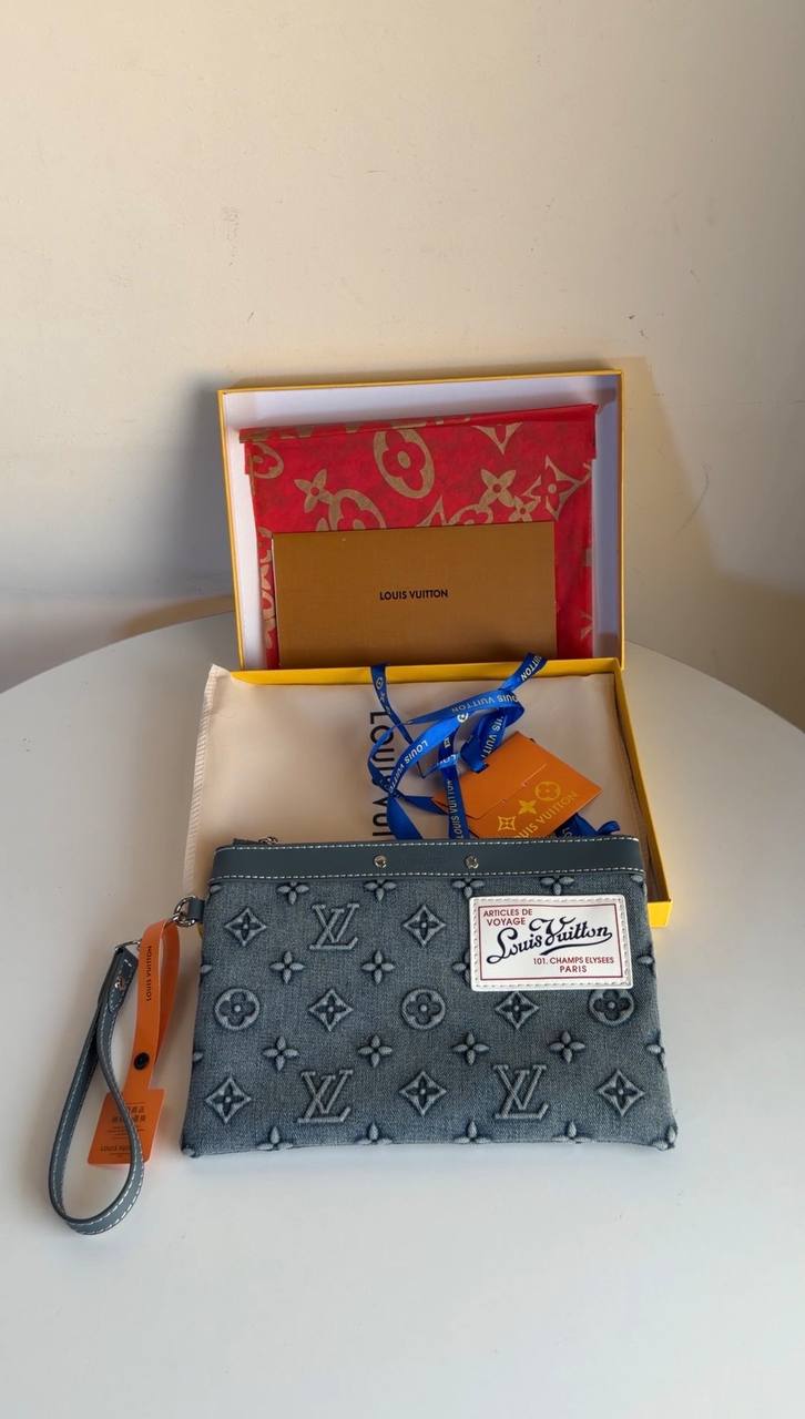 Lv  pochette to go