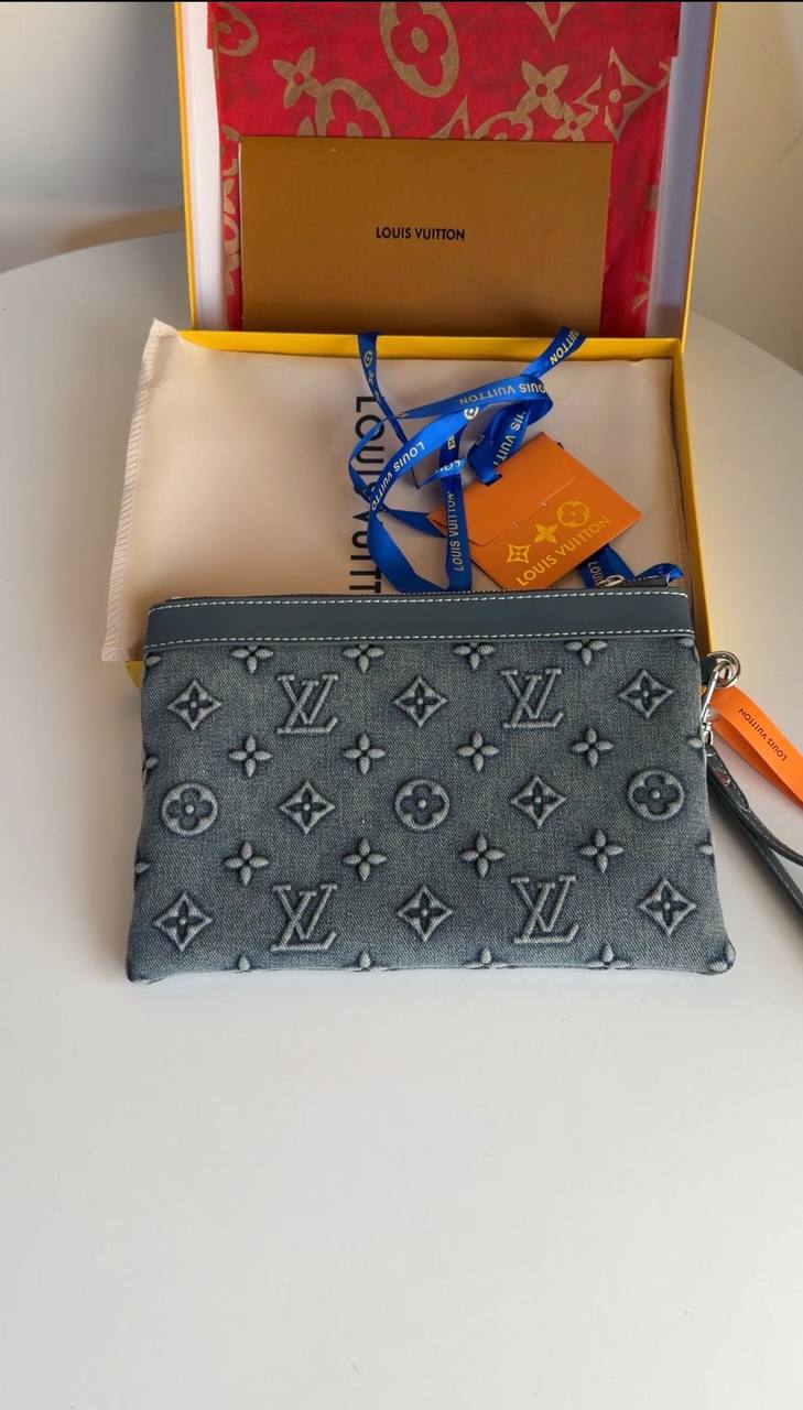 Lv  pochette to go