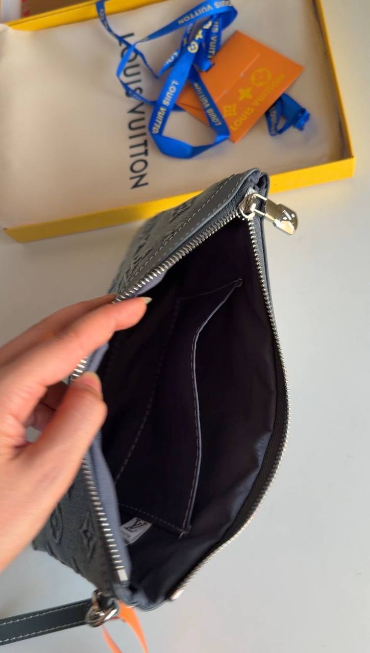 Lv  pochette to go