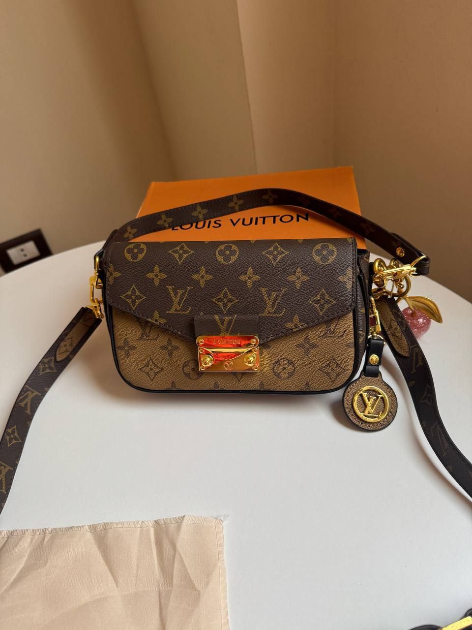 Louis Vuitton Pochette metis bag