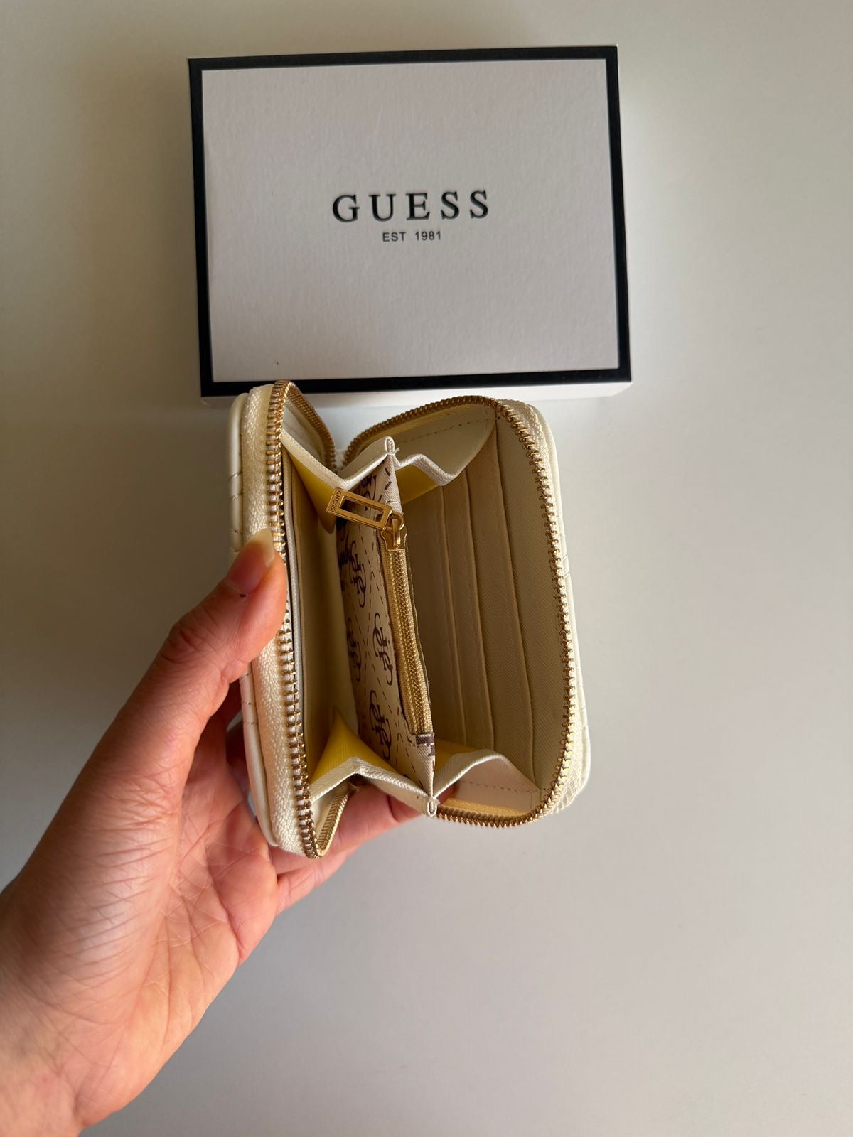 Guess mini wallet (pastel color)