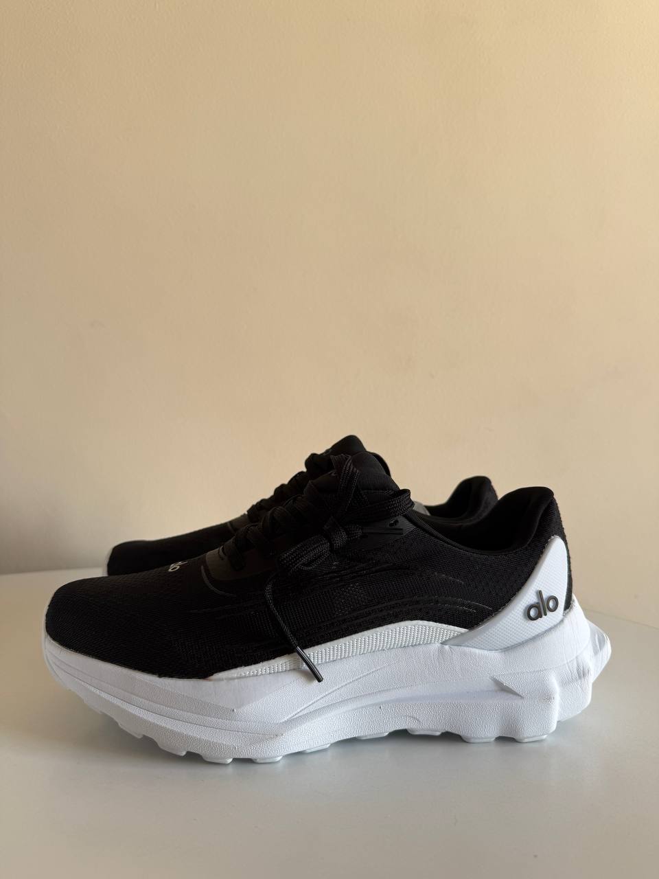 Alo Runner yoga black white